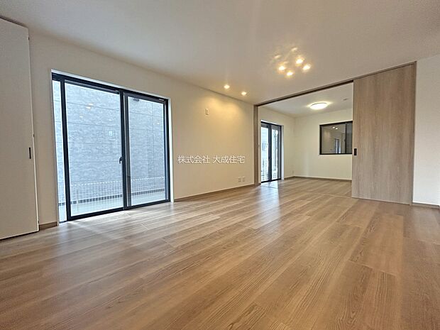 内装:テレビやソファー、ダイニングテーブルを置くことも可能です。 現地写真:2025.10.20撮影