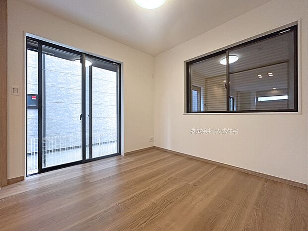 内装:1階洋室4.8帖。 現地写真:2025.10.20撮影