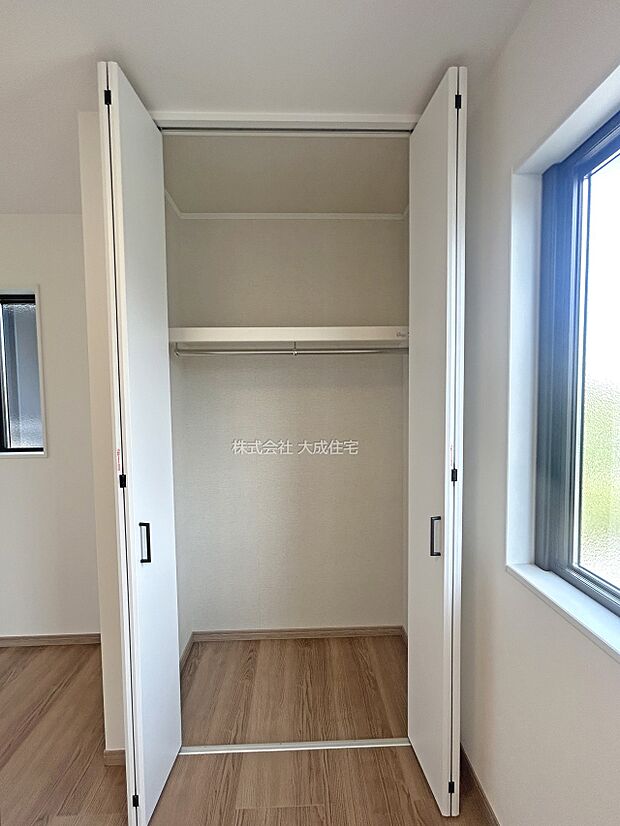 内装:間仕切り設置で2部屋に変更も可能な居室です。 現地写真:2025.10.20撮影