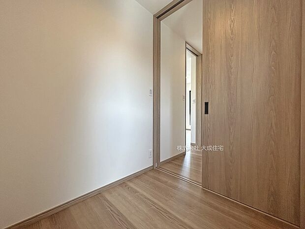 内装:勉強やお仕事、読書スペース、収納としても活用可能な納戸。 現地写真:2025.10.20撮影