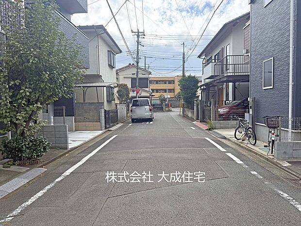 外観:前面道路　現地写真2025.10.24撮影