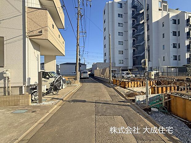 外観:全4棟：前面道路　現地写真2026.1.17撮影
