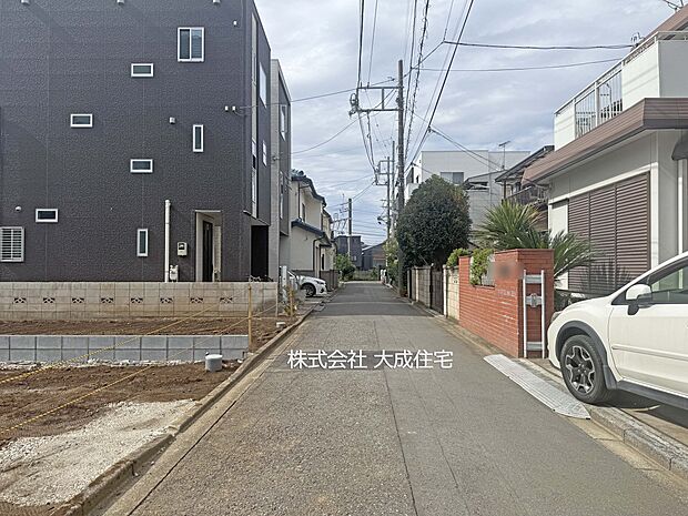 外観:全4区画:前面道路 現地2025.10.24撮影