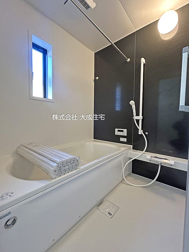 内装:ゆったりと脚を伸ばしてお寛ぎいただけます。　1号棟：現地写真2025.12.12撮影