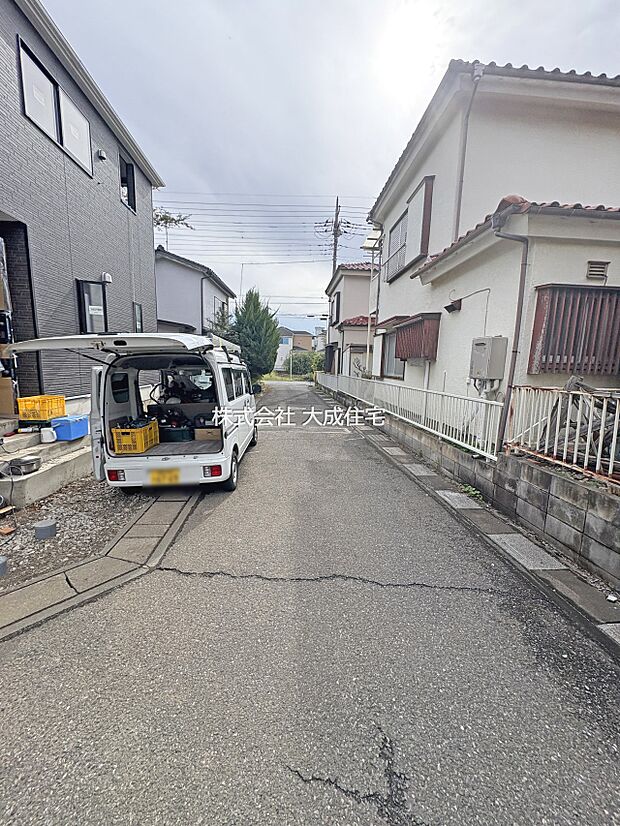 外観:前面道路4ｍ以上ございます。　1号棟：現地写真2025.11.1撮影