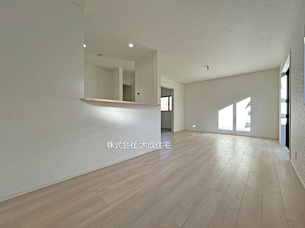 内装:テレビやソファー、ダイニングテーブルを置くことも可能です。　1号棟：現地写真2025.12.12撮影