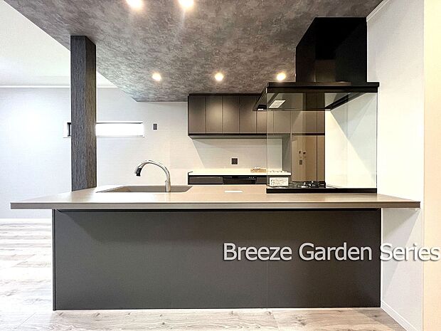 内装:大成こだわりの参考プラン：キッチン　シックでモダンな雰囲気を演出したキッチンスペース