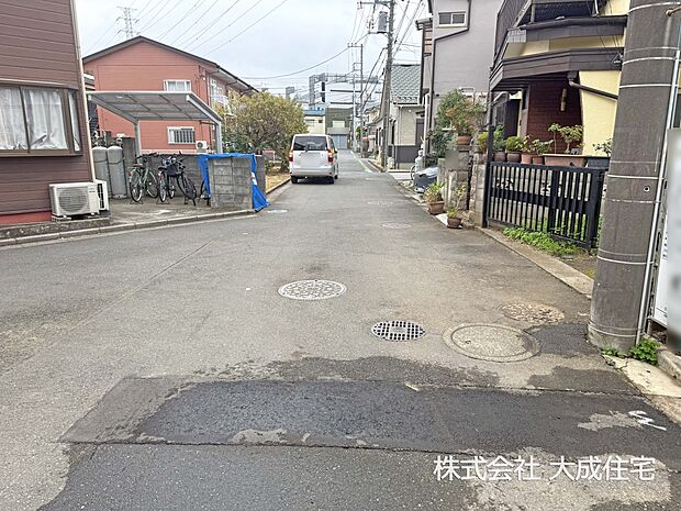 外観:前面道路 現地写真2025.10.31撮影
