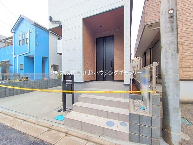 外観:玄関。　現地写真2025.9.4撮影