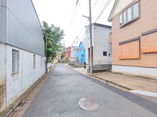 外観:前面道路5ｍございます。　現地写真2025.9.4撮影