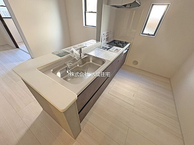 内装:LDK全体を見渡せる対面式キッチン。　現地写真2026.1.9撮影