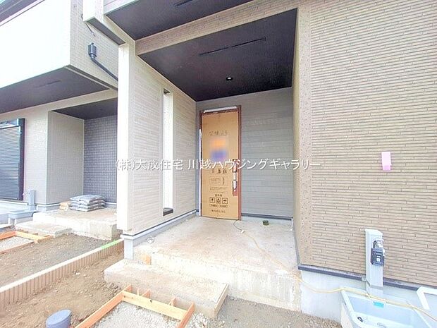 外観:玄関。　2号棟：現地写真2025.11.11撮影