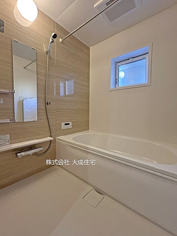 内装:ゆったり脚を伸ばしてお寛ぎいただけます。　2号棟：現地写真2025.12.12撮影