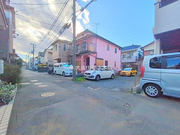 外観:前面道路　現地写真2025.11.10撮影