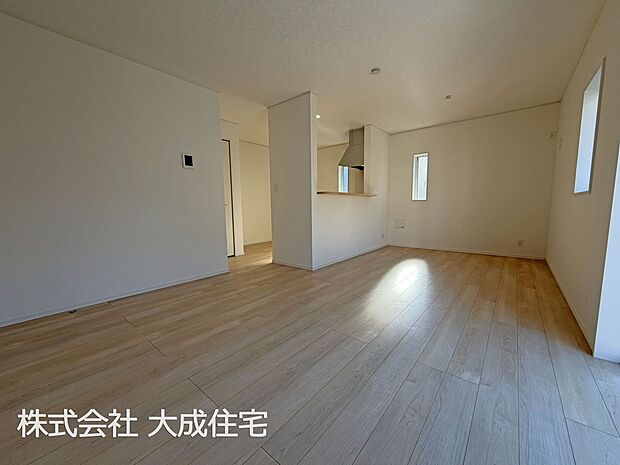 内装:リビング2面採光で陽当り良好です！　現地写真2026.1.8撮影