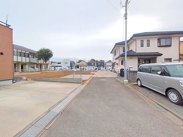 外観:前面道路は4ｍございます。　2号棟：現地写真2025.11.13撮影