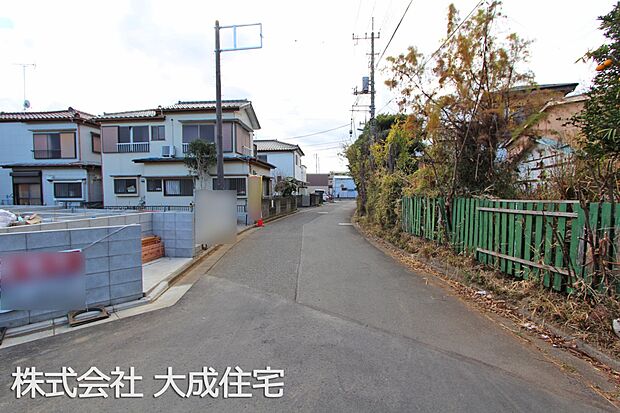 外観:全16棟：前面道路　現地写真2025.12.22撮影