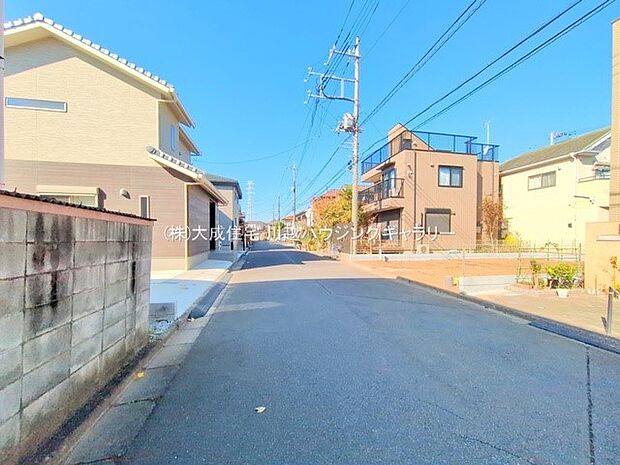 外観:前面広々6m以上の公道です。 現地写真:2025.11.17撮影