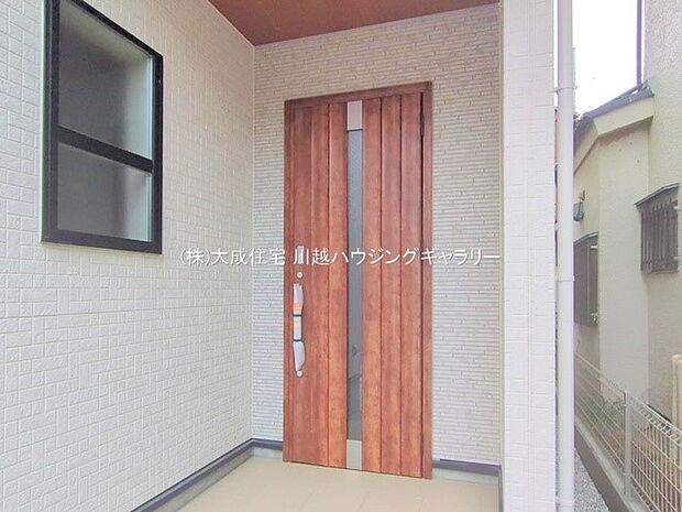 外観:玄関。　現地写真：2025.12.25撮影