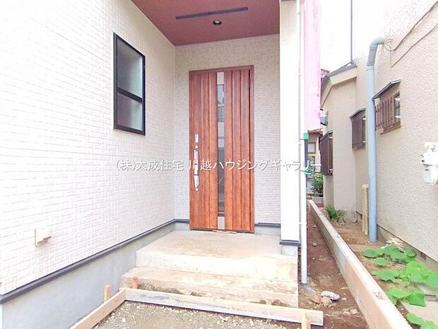 外観:玄関。 現地写真:2025.12.3撮影