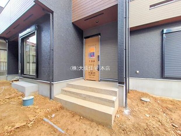 外観:1号棟:玄関 現地写真2025.12.1撮影