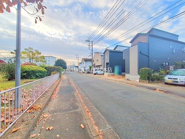 外観:全2棟:前面道路 現地写真2025.12.1撮影