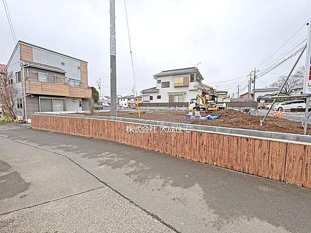 外観:川横ですが土地を高くしている為安心です。　2号棟現地写真：2025.12.25撮影