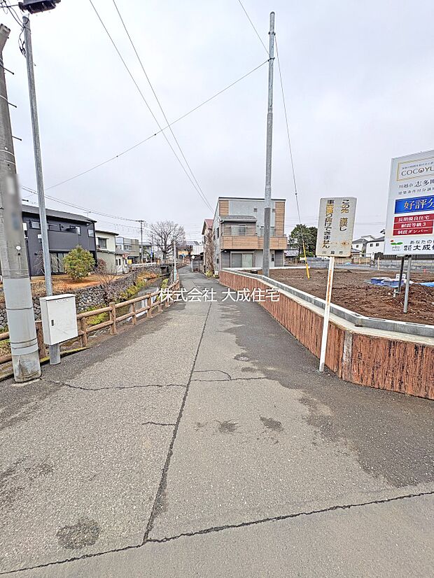外観:接道4ｍ道路。　2号棟現地写真：2025.12.25撮影