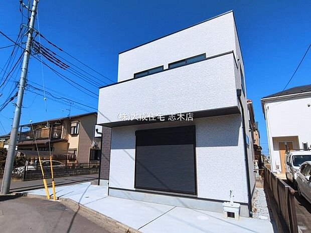 外観:カースペース2台分ございます！（うち一台は車種よる）　現地写真2026．3.12撮影