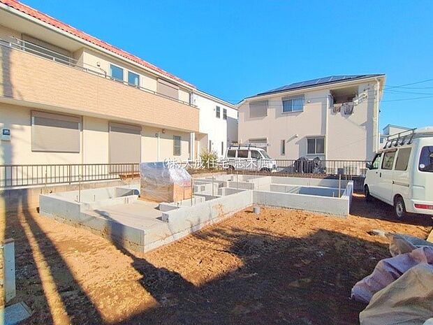 外観:南側・西側前面道路で陽当り良好なお住まいです! 現地写真2025.12.8撮影