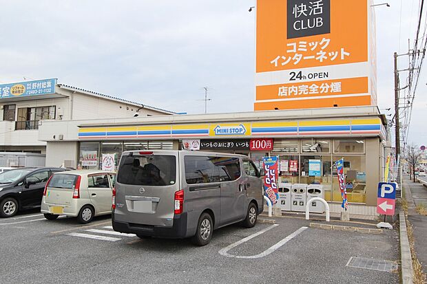 周辺環境:コンビニ 300m ミニストップ東松山六反町店(徒歩4分につき ちょっとしたお買い物に便利です！)