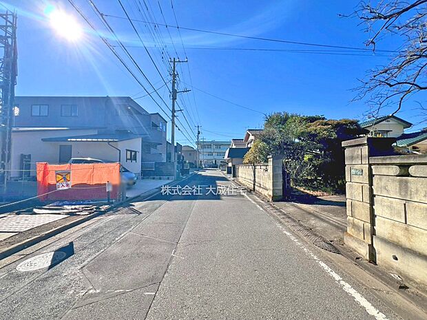 外観:全2棟：前面道路　現地写真2026.1.12撮影