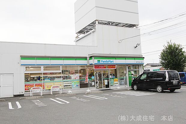 周辺環境:コンビニ 350m ファミリーマート 坂戸千代田一丁目店(徒歩5分　ちょっとしたお買い物に便利です)
