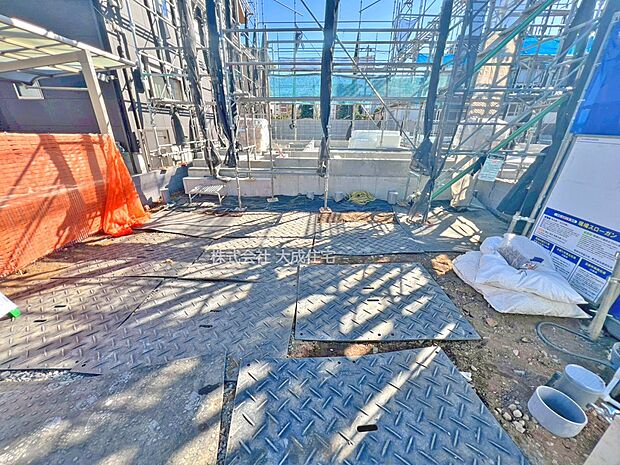 外観:2号棟：カースペース2台分あり！（車種による）　現地写真2026.1.12撮影