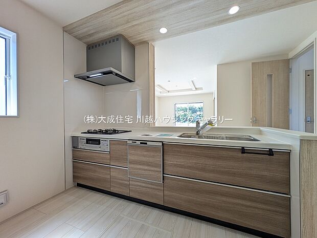 LDK全体を見渡せる対面式キッチン。 現地写真2026.4.17撮影