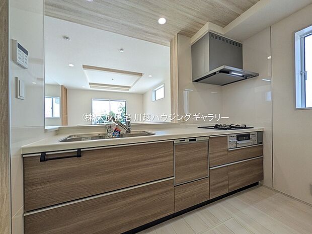 LDK全体を見渡せる対面式キッチン。 現地写真2026.5.11撮影