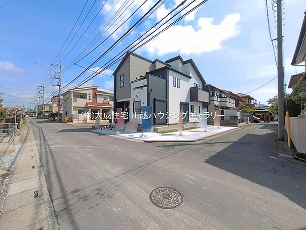 外観:ゆとりある前面道路。