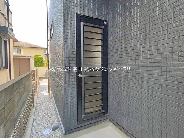 ゴミ出しにも便利な勝手口。