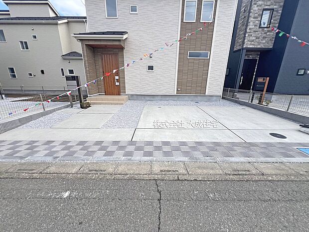 外観:2号棟:カースペース2台分あり!(車種による) 現地写真2026.3.16撮影