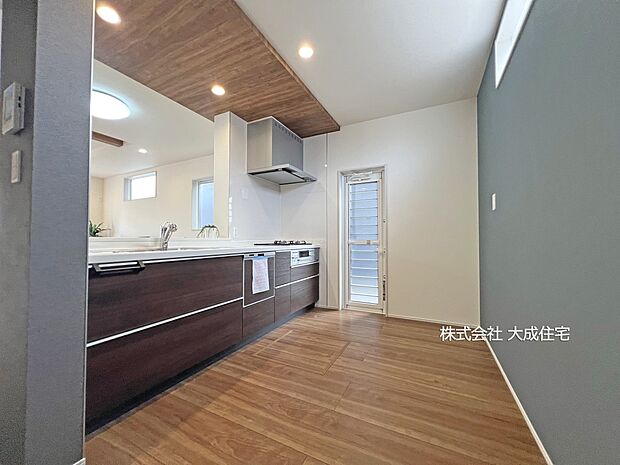 内装:2号棟:横にスペースあるのでお子様と一緒にお料理ができます! 現地写真2026.3.16撮影