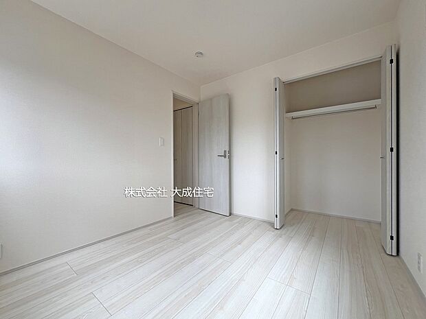 内装:1号棟:白を基調にしたシンプルなお部屋! 現地写真2026.3.16撮影