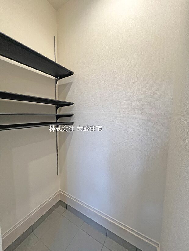 内装:1号棟:アウトドア用品も収納できる土間収納! 現地写真2026.3.16撮影