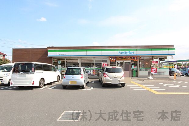 周辺環境:コンビニ 950m ファミリーマート 鶴ヶ島鉄砲通り店 (徒歩13分　嬉しい24時間営業！)
