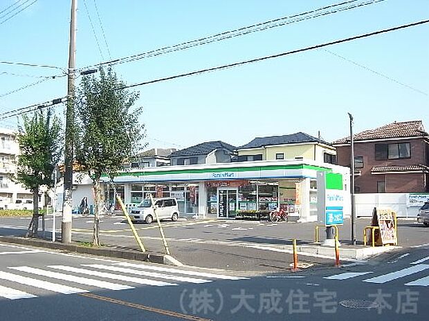 周辺環境:コンビニ 750m ファミリーマート　坂戸花影町店(徒歩10分。ちょっとしたお買い物に大変便利です＾＾)