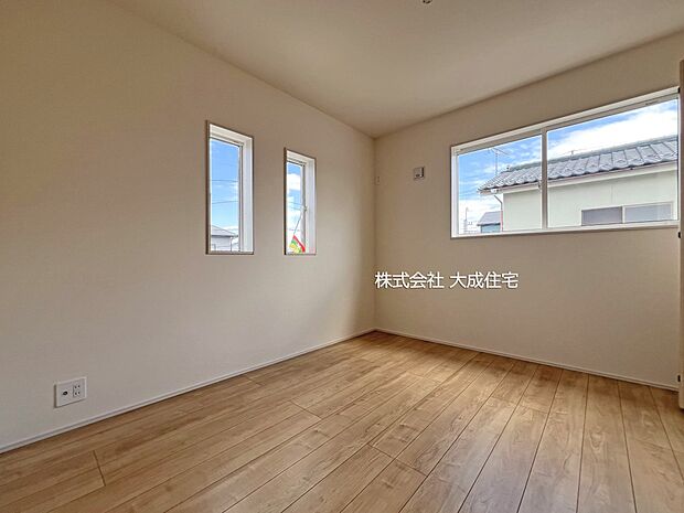 内装:4号棟:二面採光の明るい空間 現地写真2026.3.16撮影