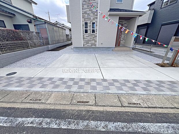 外観:4号棟:カースペース3台分あり!(車種による) 現地写真2026.3.16撮影