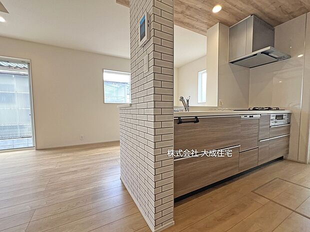 内装:4号棟:横にスペースあるのでお子様と一緒にお料理ができます! 現地写真2026.3.16撮影