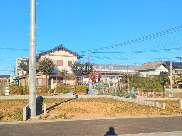 外観:2号棟：カースペースは1台分ございます！　現地写真2025.12.12撮影