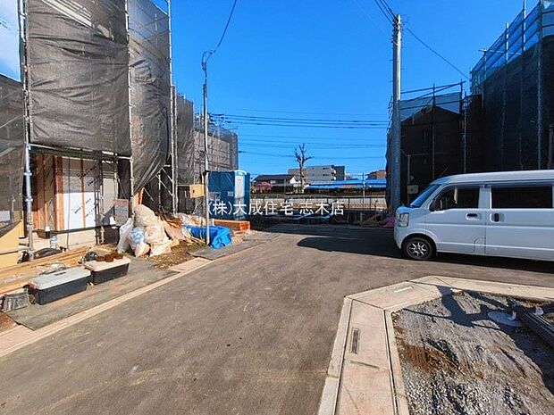 外観:全8棟:前面道路 現地写真2026.3.5撮影