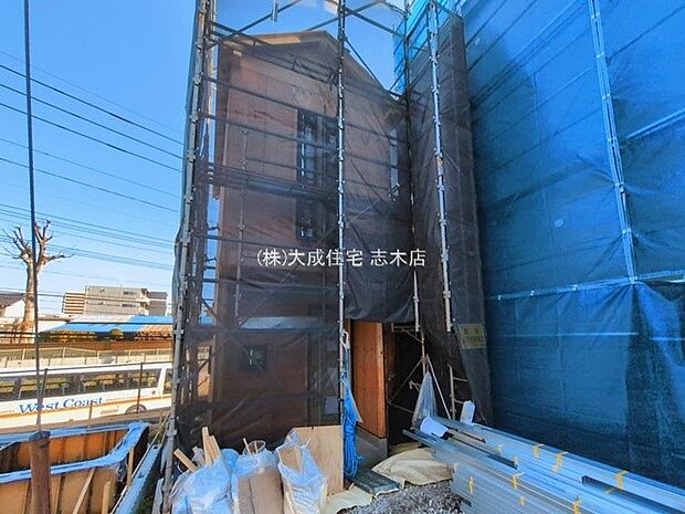 外観:5号棟:カースペース1台分ございます! 現地写真2026.3.5撮影